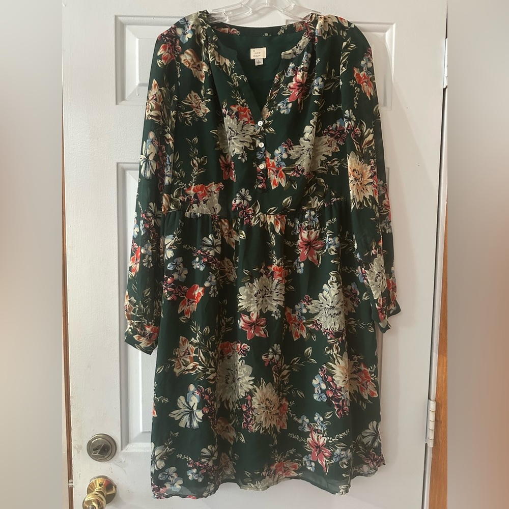 A New Day Green Floral Long Sleeve Button-Front Dress. Size large.